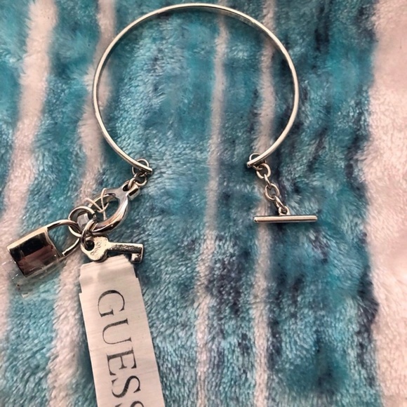 Guess Lock Key Charm Silver Tone Toggle Bangle Bracelet NWT - Picture 2 of 3